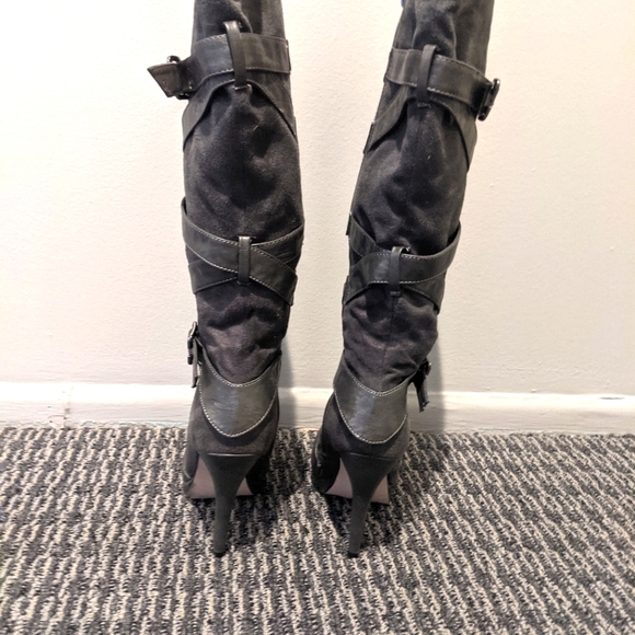 Gray Zip Up Boots With Heel & Buckles.  Inside is fleece. Worn once.  Size 6. - Picture 3 of 5